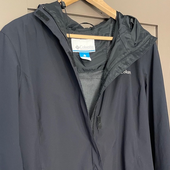 Columbia Windbreaker Jacket - Black with Hood and Velcro Closures - Picture 3 of 15